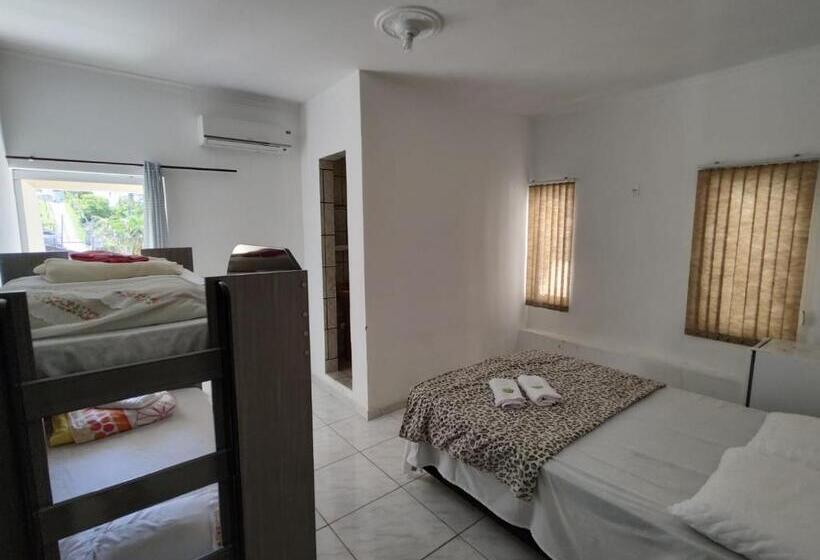 חדר לארבעה סטנדרטי עם מרפסת, Pousada Ilha Da Madeira