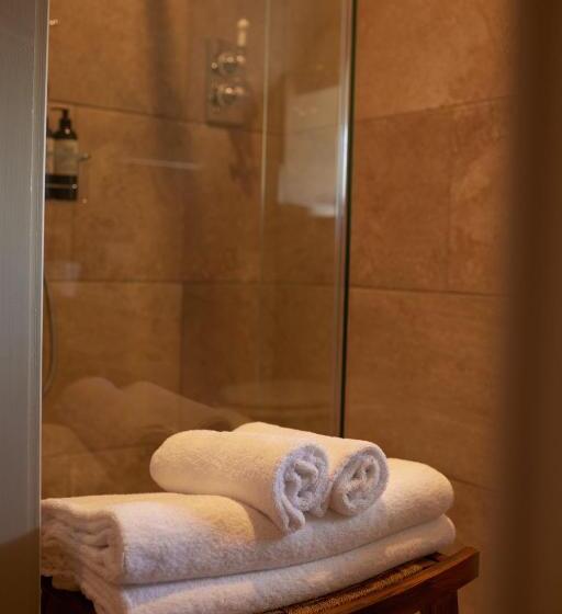 غرفة قياسية ثلاثية, The Bell & Crown