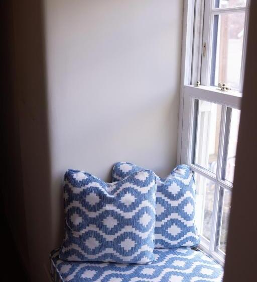 غرفة قياسية ثلاثية, The Bell & Crown