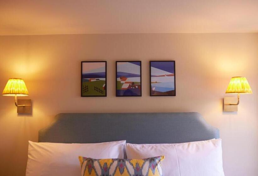 غرفة قياسية ثلاثية, The Bell & Crown