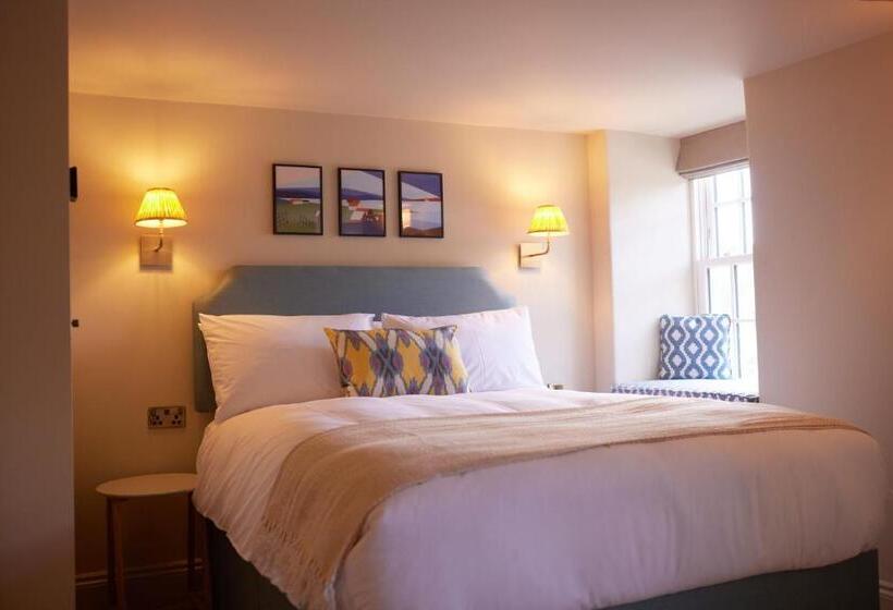 غرفة قياسية ثلاثية, The Bell & Crown