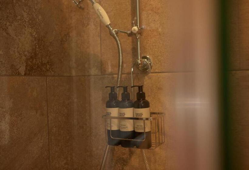 غرفة قياسية, The Bell & Crown