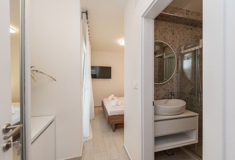 带2个卧室的高级公寓, Apartments & Rooms Pool Villas Maris B