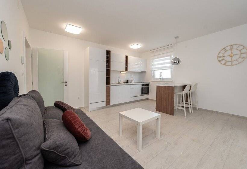 带2个卧室的高级公寓, Apartments & Rooms Pool Villas Maris B