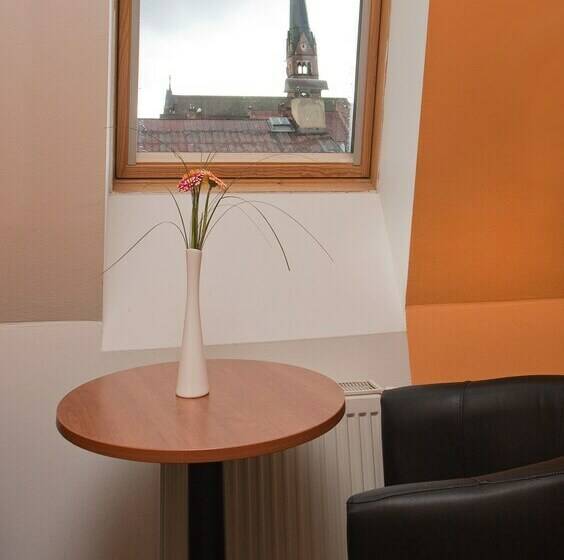 标准单人间, Antonietta