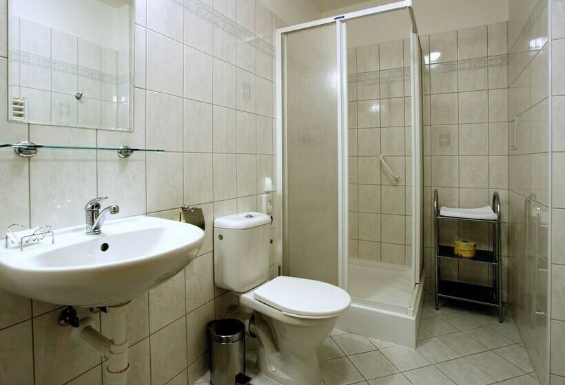 标准单人间, Antonietta