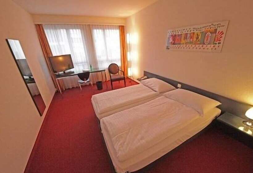 اتاق سوپریور, Comedie