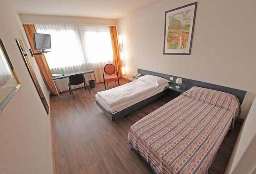 اتاق سوپریور, Comedie