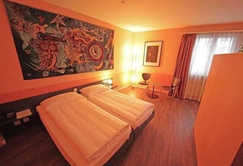 اتاق سوپریور, Comedie