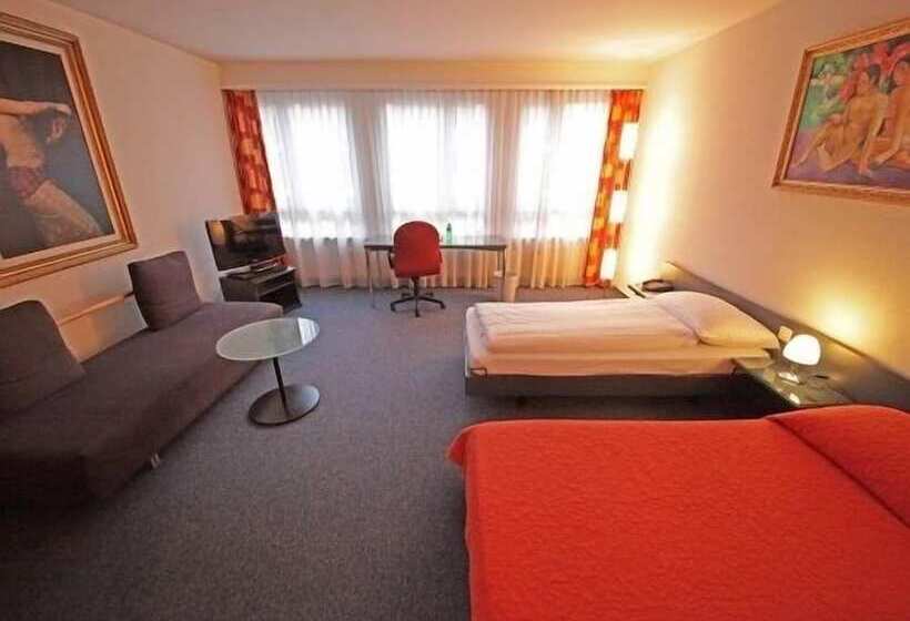 اتاق سوپریور, Comedie