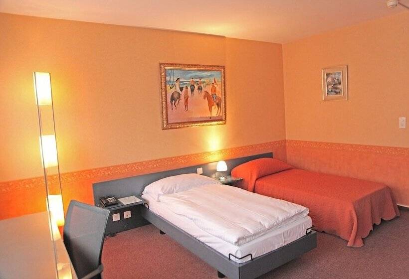 اتاق سوپریور, Comedie