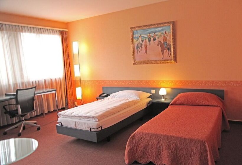 اتاق سوپریور, Comedie