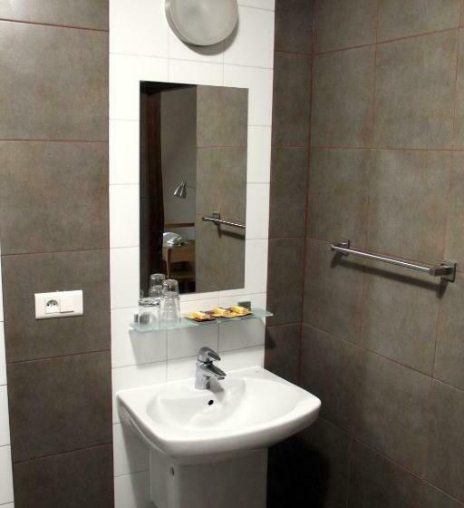 اتاق استاندارد سه نفره, Dom Gości Opactwa Benedyktynów