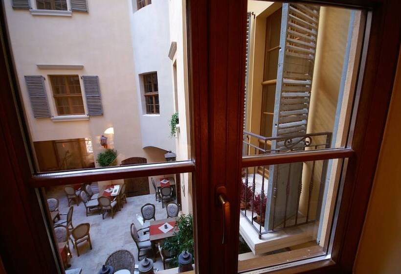 Classic Interior Room, Kolegiacki