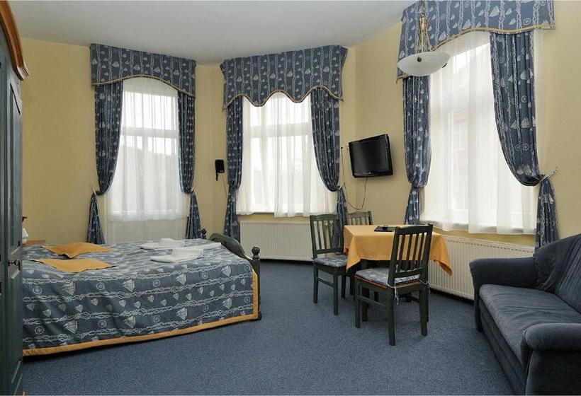 غرفة قياسية ثلاثية, Villa Nautilus