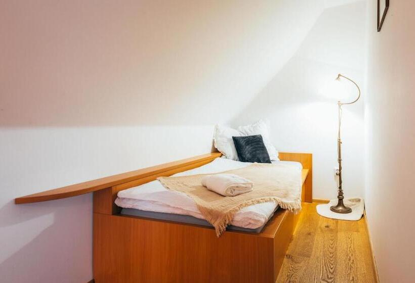 اتاق استاندارد سه نفره, Sv. Hubertus