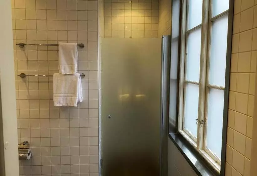 Standard Yhden Hengen Huone, Villan