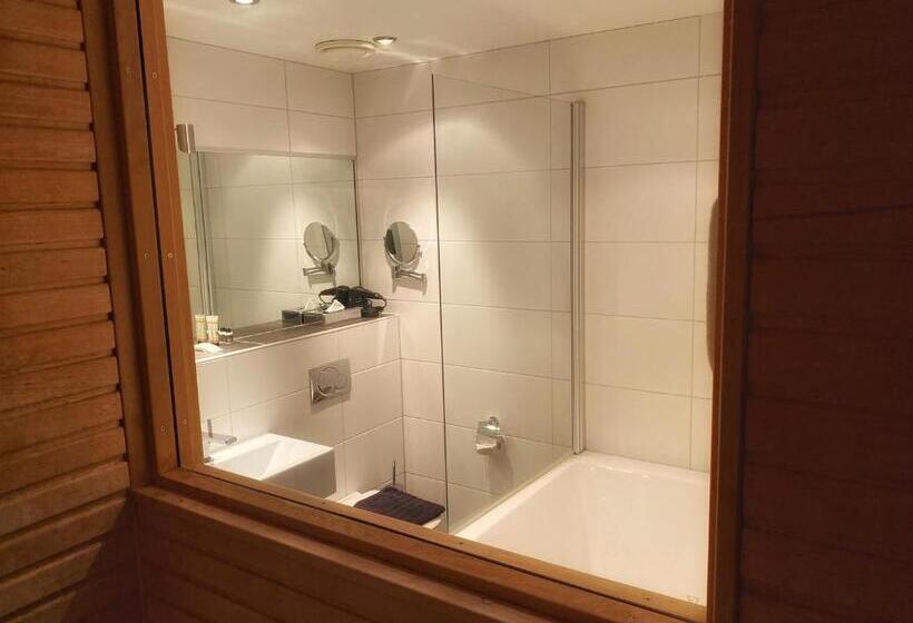 スーペリアースイート, Villan