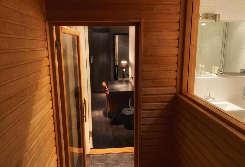 スーペリアースイート, Villan