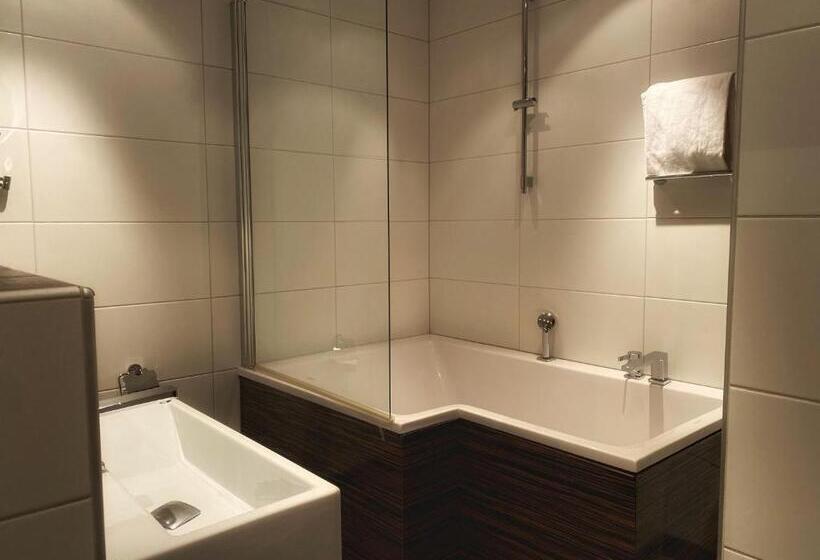 スーペリアースイート, Villan