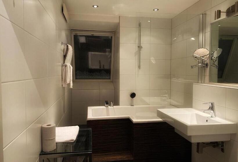 ジュニアスイート, Villan