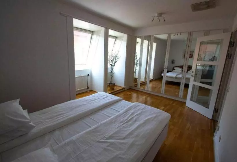 Standard-studio, Villan