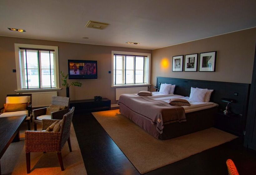 ジュニアスイート, Villan