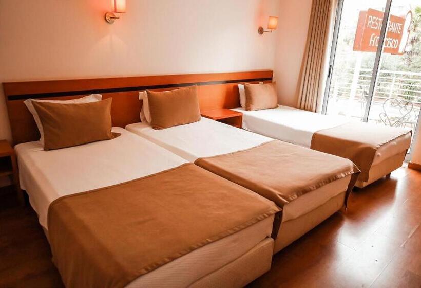 バルコニー付きスタンダードトリプルルーム, Vitoria