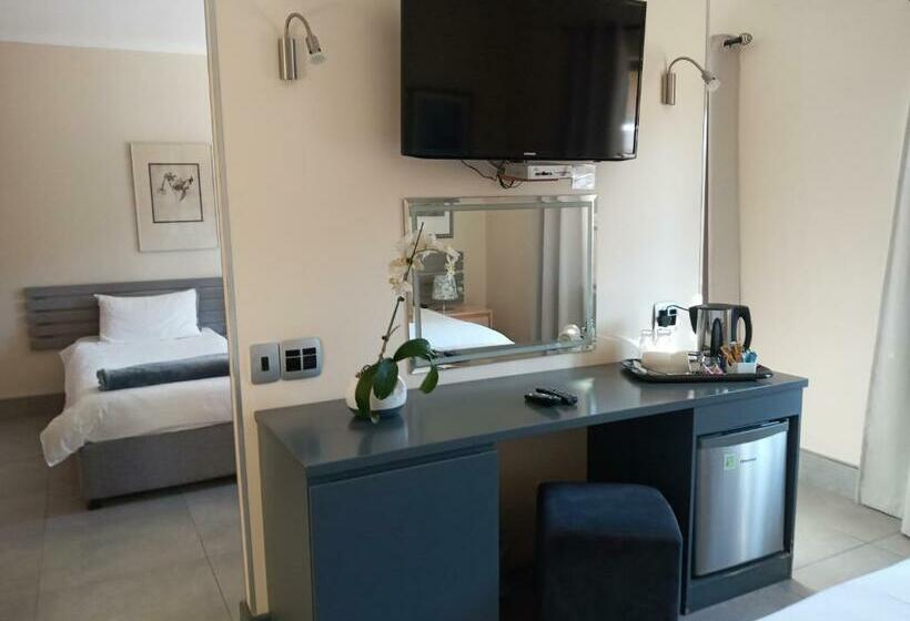 اتاق خانوادگی, La Roche Guest House