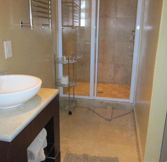 اتاق استاندارد, La Roche Guest House