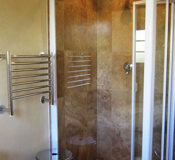 اتاق خانوادگی, La Roche Guest House