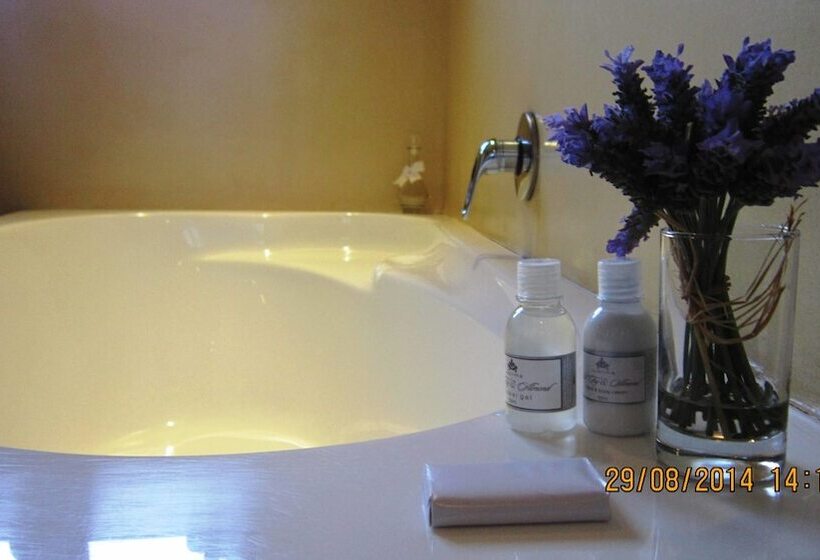 اتاق خانوادگی, La Roche Guest House