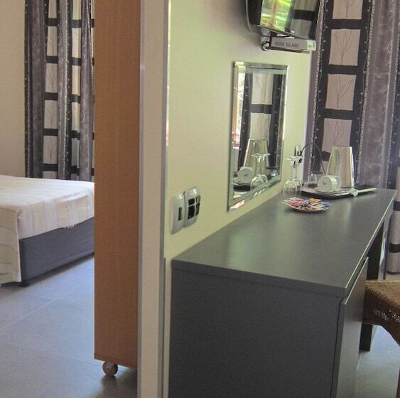 اتاق خانوادگی, La Roche Guest House