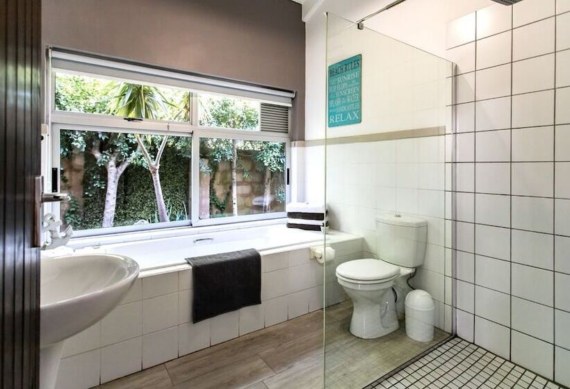 סוויטה, Sixteen Guest House On Main