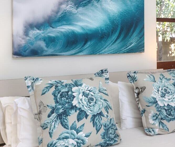 סוויטה, Sixteen Guest House On Main