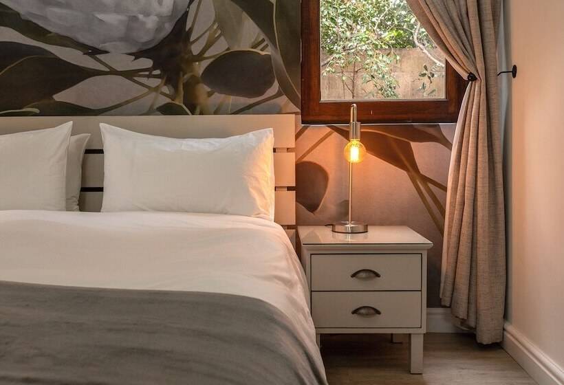 סוויטה, Sixteen Guest House On Main