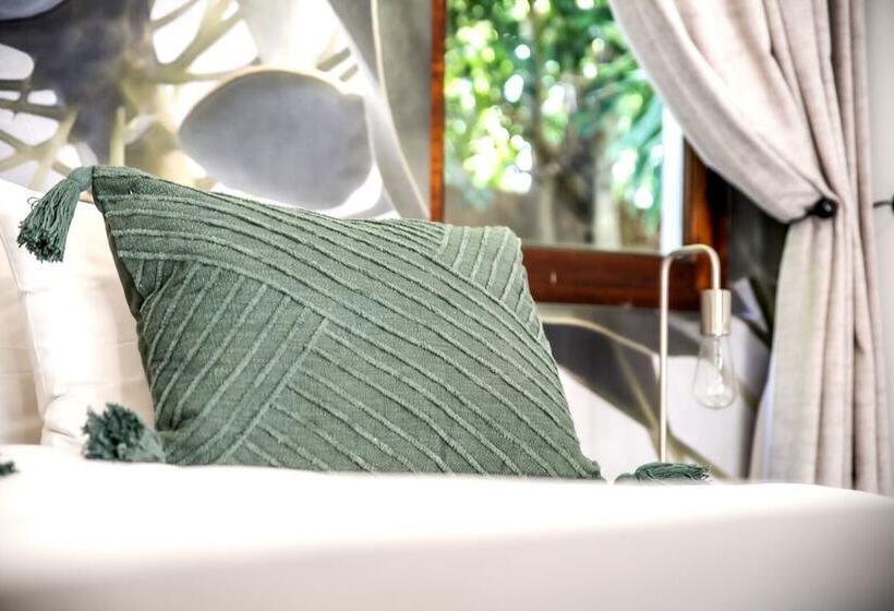 סוויטה, Sixteen Guest House On Main