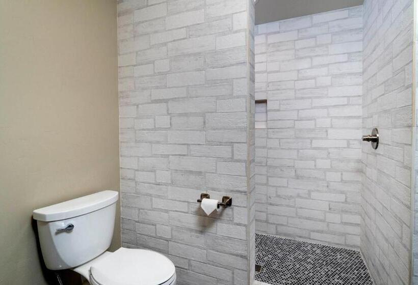 غرفة قياسية سرير كينج, Ski Inn Taphouse