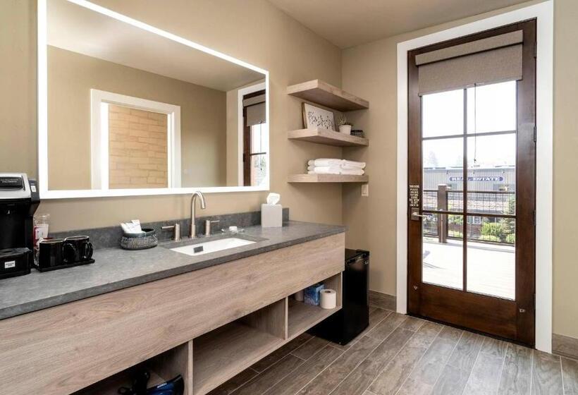 غرفة قياسية سرير كينج, Ski Inn Taphouse