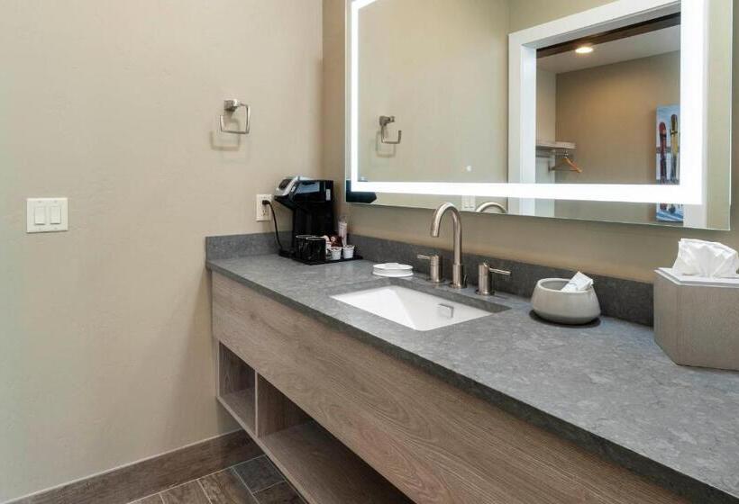 キングサイズベッドのスタンダードルーム, Ski Inn Taphouse