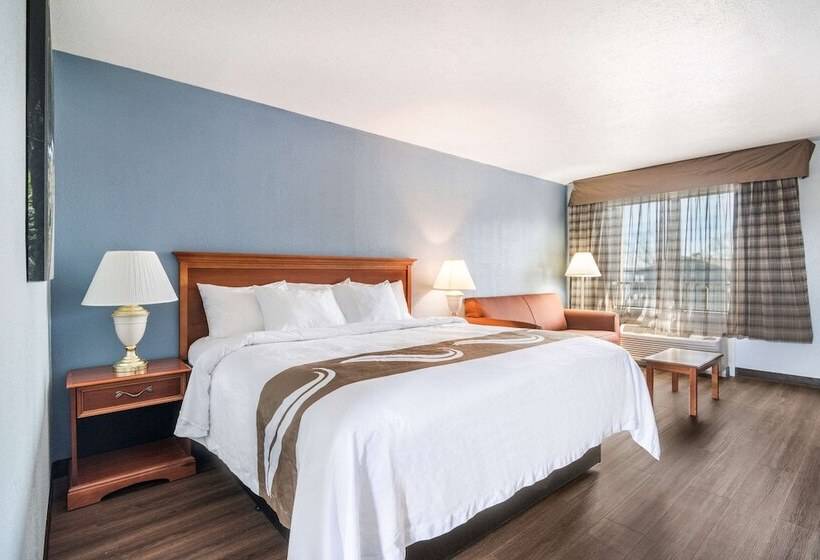 스탠다드 룸 더블 침대, Quality Inn  On The Lake Clarksvilleboydton