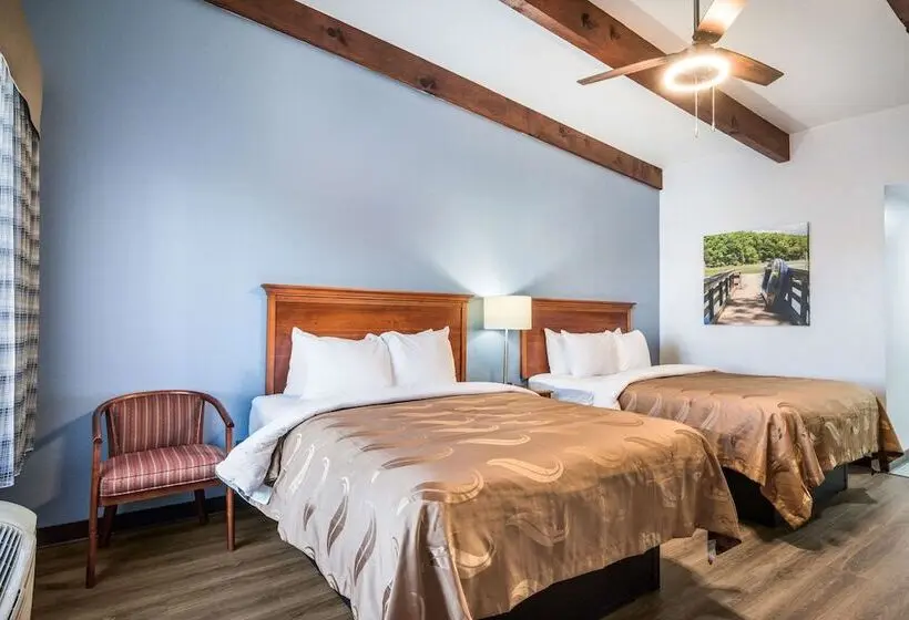 ２ダブルベッドのスタンダードルーム, Quality Inn  On The Lake Clarksvilleboydton