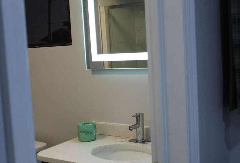 Номер Стандарт 2 Двуспальные Кровати, Quality Inn  On The Lake Clarksvilleboydton