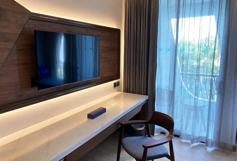キングサイズベッドのデラックスルーム, The Oceanic Sportel Phuket   Sha Extra Plus