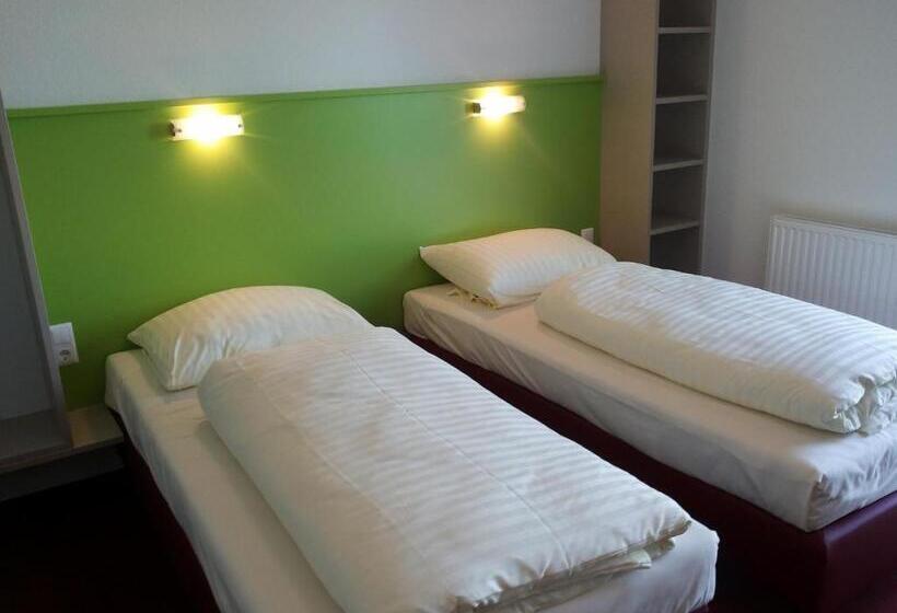 이코노미 룸, Wirt Im Feld