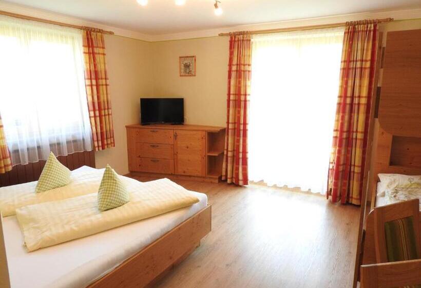 آپارتمان خانوادگی, Moarbauer