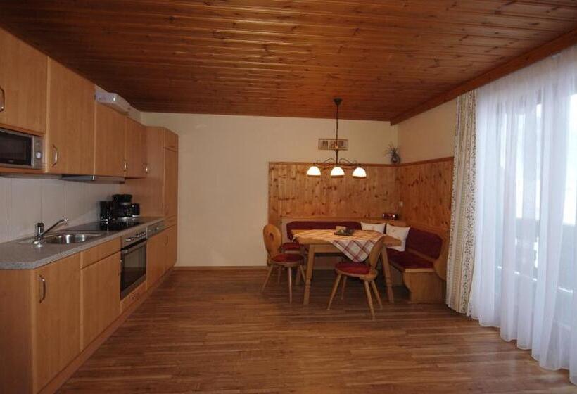 آپارتمان خانوادگی, Moarbauer