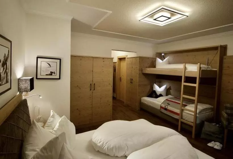 Standard Neljän Hengen Huone Parveke, Brunnenhof