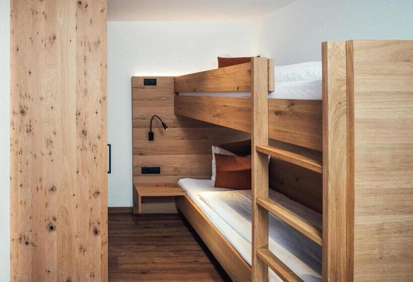 חדר משפחתי, Edelweiss Superior