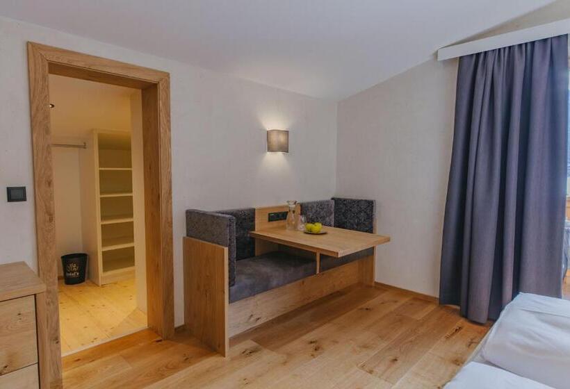 Номер Deluxe с Балконом, Loisi S Boutique